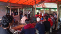 SILATURAHMI : Sejumlah warga Desa Bandungrejo sedang berdiskusi dengan pihak perusahaan terkait rekrutmen manpower JTB.