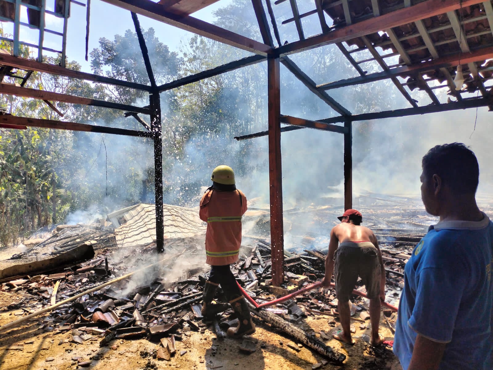 Rumah terbakar.