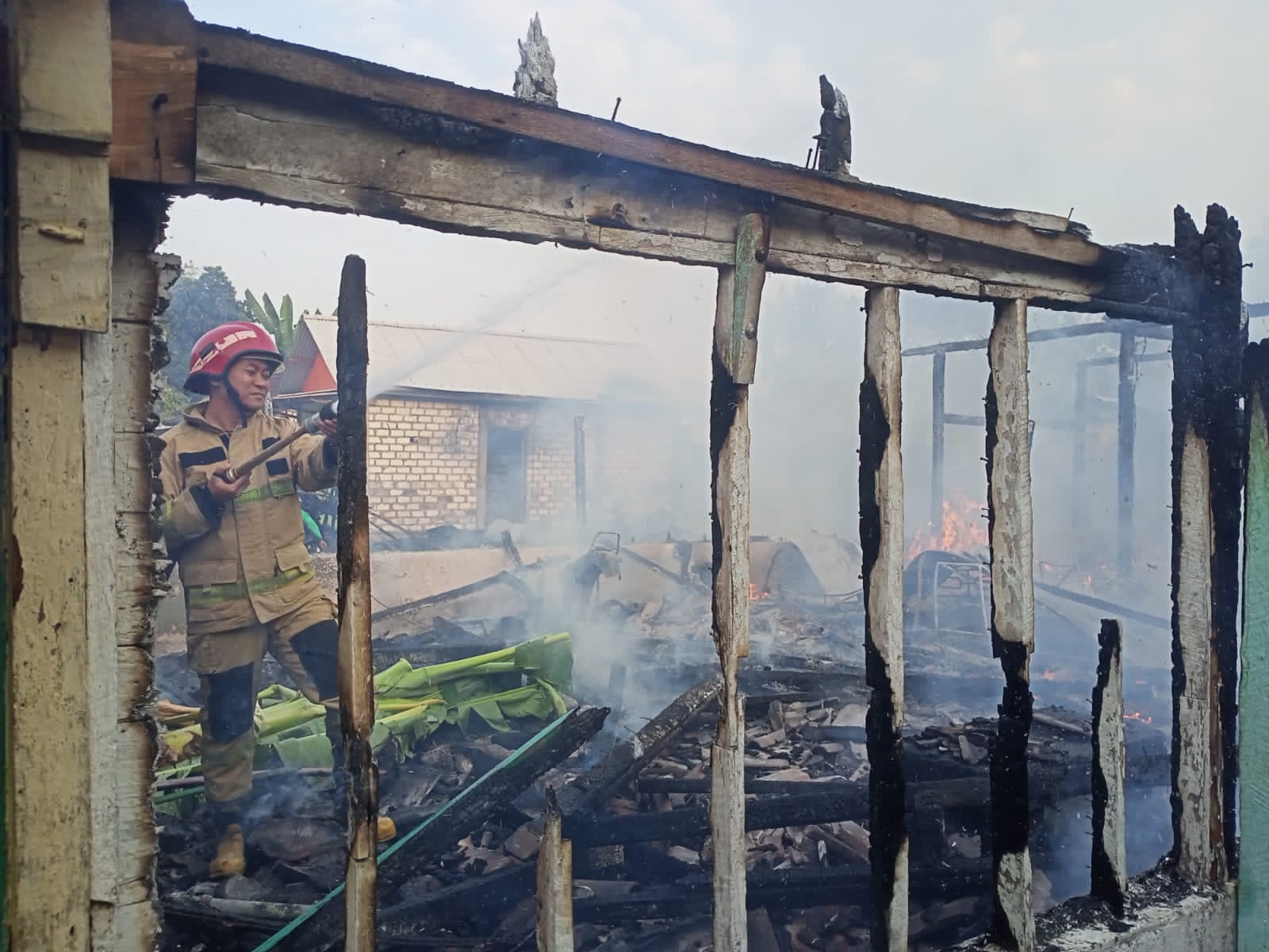 Rumah terbakar.