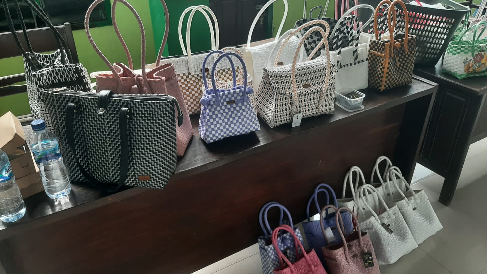 Kerajinan anyaman strapping.