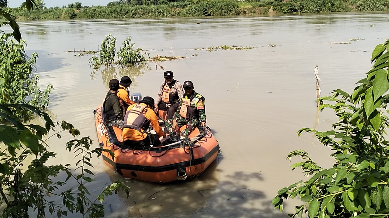 Tenggelam di Bengawan Solo.