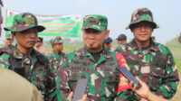 Dandim 0813/Bojonegoro, Letkol Czi Arief Rochman Hakim, di tengah para prajurit dalam kesempatan wawancara.