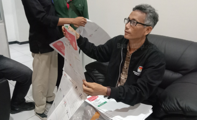 Ketua KPU Bojonegoro, Fatkhur Rohman, menunjukkan surat suara rusak.