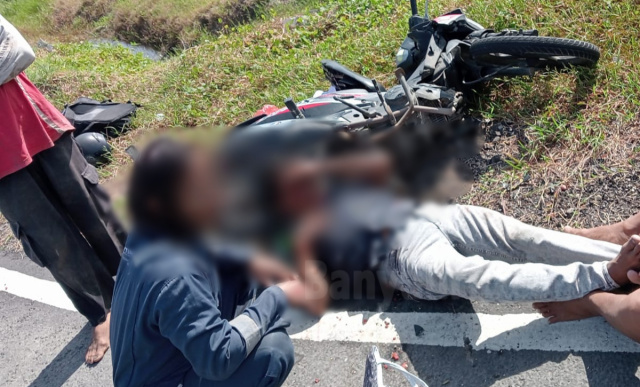 Imam Sahari saat tergeletak dipinggir jalan perempatan crossing usai terjadi kecelakaan pada Jumat (12/01).