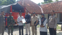 KPU Bojonegoro saat menyerahterimakan bilik suara ke PPK di salah satu kecamatan di Kabupaten Bojonegoro, Jawa Timur.