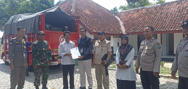 KPU Bojonegoro saat menyerahterimakan bilik suara ke PPK di salah satu kecamatan di Kabupaten Bojonegoro, Jawa Timur.