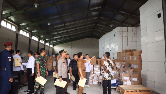 Kapolres Bojonegoro, AKBP Mario Prahatinto saat mengecek logistik Pemilu 2024.