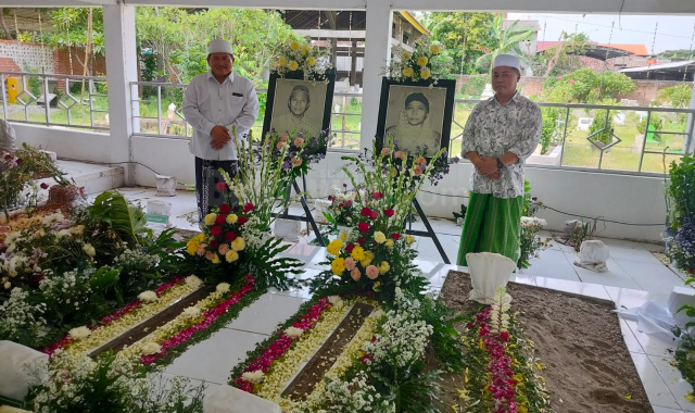 Kyai Taman Syaifuddin (kiri) didampingi K.H. Ainun Na'im, Pengasuh Ponpes Al Asmanah saat ziarah ke makam K.H. Charis Adnan, Kendal, Dander, Bojonegoro.