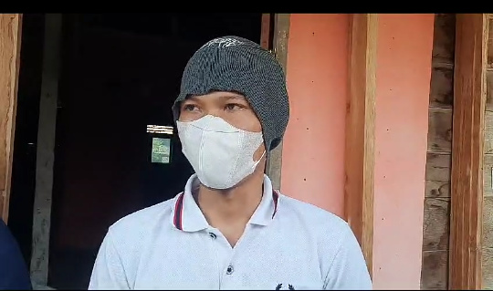 Curi ayam bu kades.