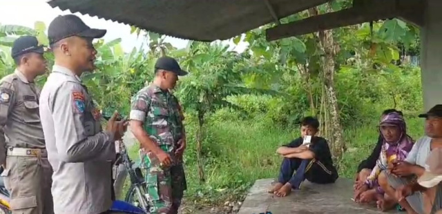 SINERGI : Anggota Polsek dan Pos Ramil serta Satpol PP Kecamatan Gayam ketika berdialog dengan warga setempat dalam kegiatan patroli sinergitas.