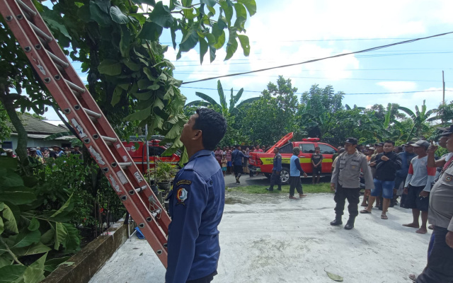 Petugas Damkarmat Bojonegoro saat mengevakuasi korban kesetrum listrik di Desa Wotan, Kecamatan Sumberrejo, Kabupaten Bojonegoro, Jawa Timur.