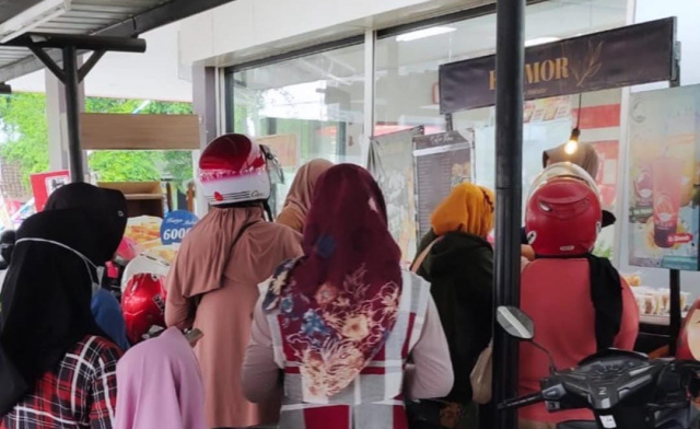 Para peminat cromboloni sedang mengantri di outlet Enamor.
