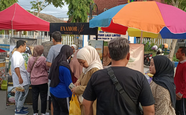 Antrian pemburu cromboloni di stand Enamor saat CFD.