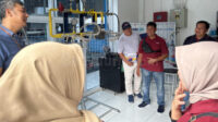 Area Head PGN Bojonegoro, Mochamad Arif (kanan) bersama jajaran pegawai mendapat pengetahuan berbagai hal tentang bisnis beyond pipeline dari PT Gagas Energi Indonesia.