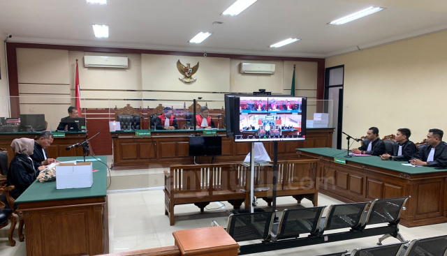 SIDANG TIPIKOR : Terdakwa Ratemi saat menjalani sidang di Pengadilan Tipikor Surabaya.
