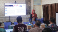Komisioner KPU Bojonegoro Divisi Teknis Penyelenggaraan, Fatma Lestari, ketika memberikan bimtek.