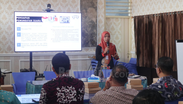 Komisioner KPU Bojonegoro Divisi Teknis Penyelenggaraan, Fatma Lestari, ketika memberikan bimtek.