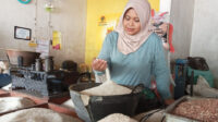 MAHAL : Anita pedagang beras eceran curah maupun kemasan di Pasar Bojonegoro Kota.