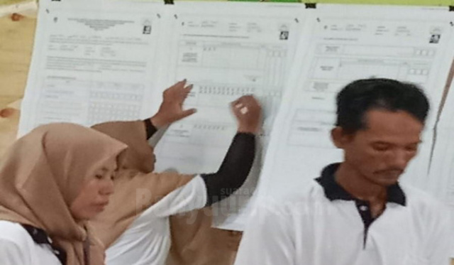 Anggota KPPS saat melakukan penghitungan surat suara Pilpres di Desa Mojoranu, Kecamatan Dender, Kabupaten Bojonegoro, Jawa Timur.