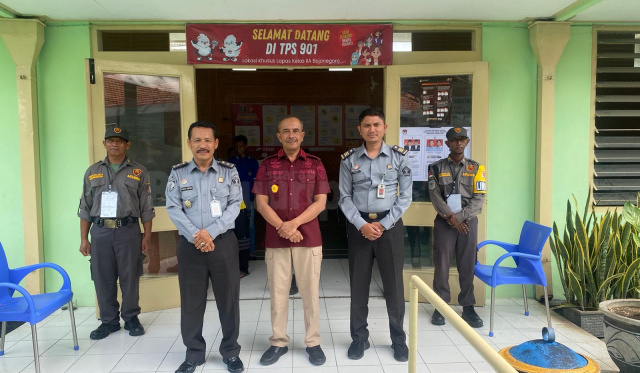 Kalapas Kelas IIA Bojonegoro, Sugeng Indrawan (tengah) di depan TPS Khusus 901.