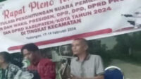 TANGKAP LAYAR VIDEO : Suasana rekapitulasi di PPK Padangan yang dihentikan, didatangi Ketua Bawaslu Bojonegoro, Handoko dan Ketua KPU Fatkhur Rahman.