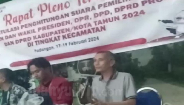 TANGKAP LAYAR VIDEO : Suasana rekapitulasi di PPK Padangan yang dihentikan, didatangi Ketua Bawaslu Bojonegoro, Handoko dan Ketua KPU Fatkhur Rahman.