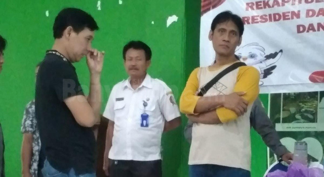 Ketua DPC Partai Demokrat Bojonegoro, H. Sukur Priyanto (berpakaian hitam) saat mendatangi lokasi rekapitulasi diduga curang di PPK Padangan, Kabupaten Bojonegoro, Jawa Timur.