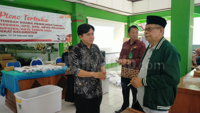 Ketua DPC PPP Bojonegoro, H. Sunaryo Abuma'in saat turun langsung memantau rekapitulasi ulang di PPK Padangan.
