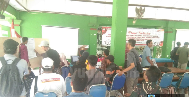 Rekapitulasi ulang perolehan penghitungan suara caleg DPRD di PPK Padangan.