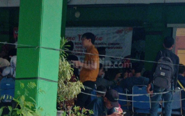 Ketua DPC Partai Demokrat Bojonegoro Sukur Priyanto turut memonitor rekapitulasi ulang di PPK Padangan.