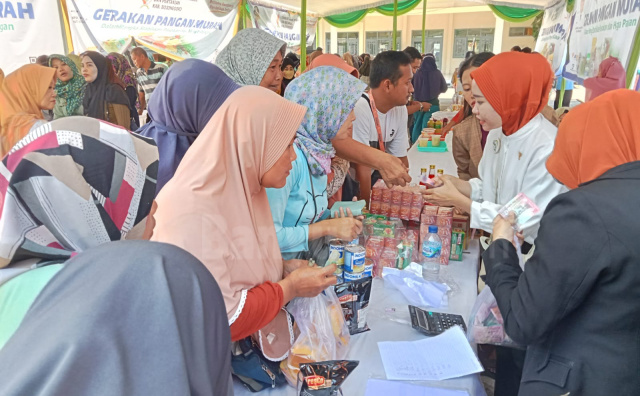 Komoditas pangan dari para mitra DKPP turut diserbu pembeli dalam Gelaran Pangan Murah.