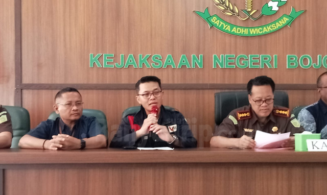 Pejabat Kanwil DJP Jawa Timur II, Kasi Humas Karsita dan PPNS Paduanta Hutahayan, Kejari Bojonegoro Muji Murtopo.