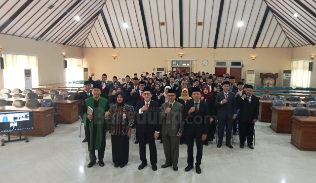 Pj Bupati Bojonegoro Adriyanto bersama jajaran foto bersama dengan para pejabat terlantik usai kegiatan pelantikan.