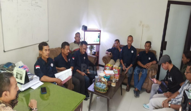 Warga pondok pinang protes.