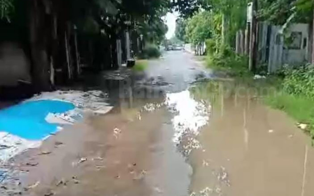 Kondisi Ruas Jalan Pondok Pinang yang rusak dan tergenang air hujan.