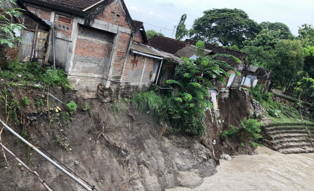 Bangunan rumah warga di Desa Kuncen, Kecamatan Padangan, nyaris ambrol.