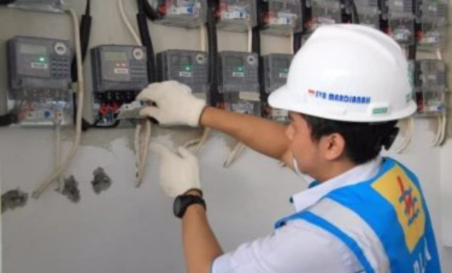 Petugas PLN sedang melakukan pengecekan sambungan listrik.