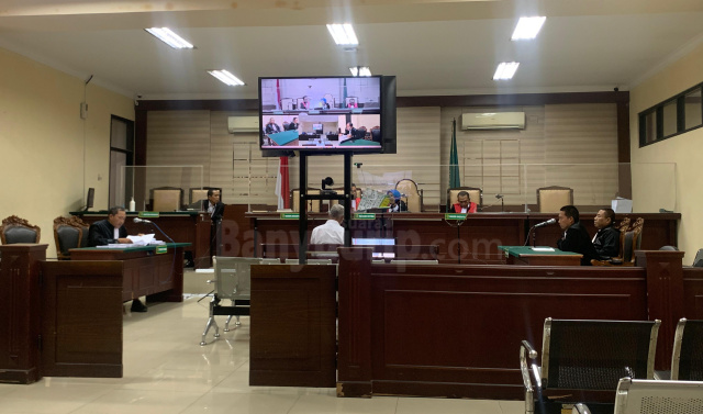 Terdakwa Sarwo Edi saat menjalani sidang pembacaan tuntutan di Pengadilan Negeri Tipikor Surabaya.(Ist/Moch.Mansur)