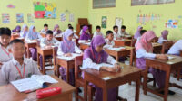 Para siswa dan siswi MI ICP Nurul Ulum sedang mengikuti ujian Cambridge Primary Checkpoint, ujian bertaraf dunia menggunakan Bahasa Inggris sebagai bahasa penghubung.