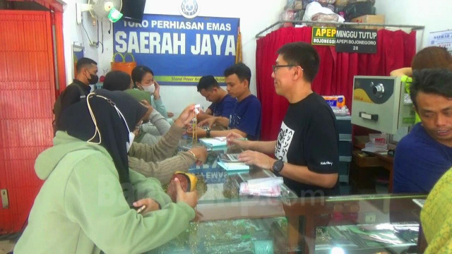 Jelang lebaran warga ramai membeli dan menjual emas.