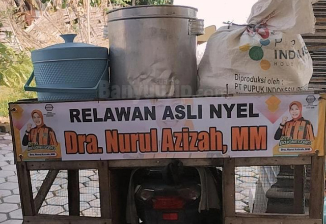 Pedagang sayur keliling yang rengkeknya dipasangi gambar Nurul Azizah.