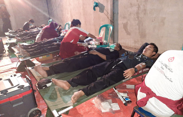 Warga PSHT Rayon Tumbrasanom ketika donor darah dalam kegiatan sosial.