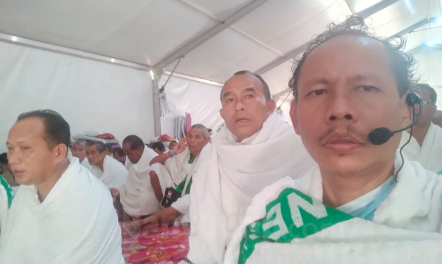 Kasi Penyelenggaraan Haji dan Umrah Kankemenag Bojonegoro, Abdulloh Hafidz ketika di tanah suci (depan paling kanan).