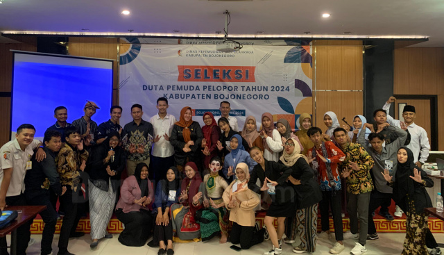 Sekretaris Forum Pemuda Pelopor Bojonegoro, M. Rizqi Agustino, S.Kom., MBA., (ke lima dari kiri deret belakang) berfoto bersama para peserta seleksi Duta Pemuda Pelopor 2024.