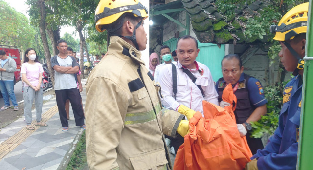 Personel Dinas Damkarmat Bojonegoro ketika berhasil mengevakuasi jenazah yang dijaga anjing setianya.