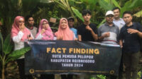 Vicky Eka Prasetya (tengah) berada di kebun pisan ulin dalam kegiatan finding fact ajang Duta Pemuda Pelopor Kabupaten Bojonegoro 2024.