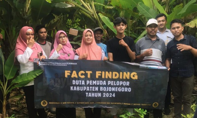 Vicky Eka Prasetya (tengah) berada di kebun pisan ulin dalam kegiatan finding fact ajang Duta Pemuda Pelopor Kabupaten Bojonegoro 2024.