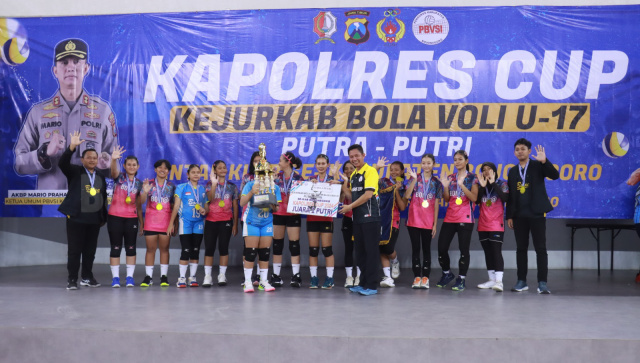 AKBP Mario Prahatinto serahkan langsung trophy kejuaraan kepada para pemenang turnamen Bola Voli Kapolres Cup 2024.