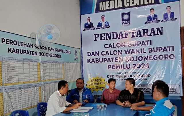 Wahyu Setiawan (baju putih) saat mendaftarkan diri sebagai Bacabup di DPD PAN Bojonegoro.