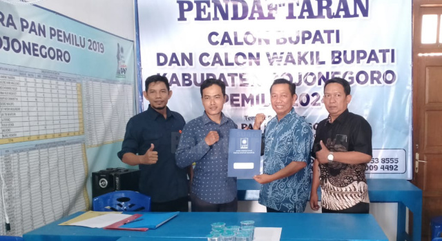 Sekretaris DPD PAN Bojonegoro, Sampurno serahkan formulir ke Edi Sampurno.